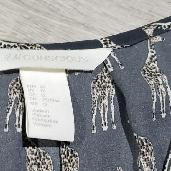 H&M Giraffe V Neck Loose Fit Giraffe Print Top - Picture 2 of 3